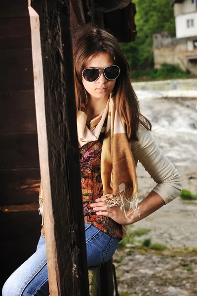 Krásná dívka stojí blízko řeky — Stock fotografie