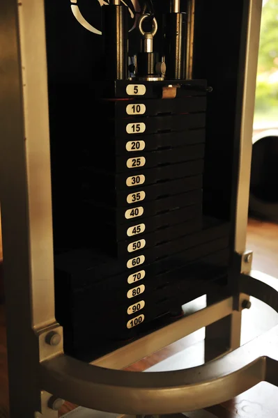 Pilha de pesos de metal enferrujado no equipamento de musculação ginásio — Fotografia de Stock