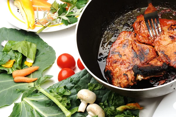 Förbereda kött och grönsaker till lunch, mycket läcker och snygg — Stockfoto