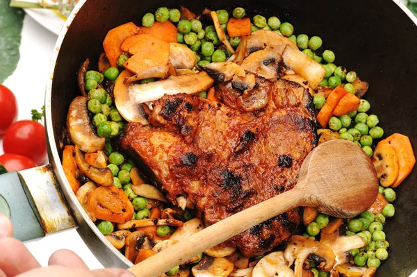 Zubereitung von Fleisch und Gemüse zum Mittagessen, sehr lecker und gut aussehend — Stockfoto
