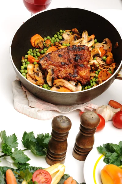 Kött med grönsaker och gröna - tillagas och serveras måltid — Stockfoto
