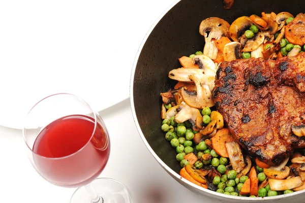 Fleisch mit Gemüse und Gemüse - zubereitete und servierte Mahlzeit mit einem Glas — Stockfoto