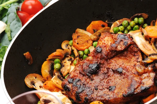 Fleisch mit Gemüse und Gemüse - in der Pfanne zubereitet — Stockfoto