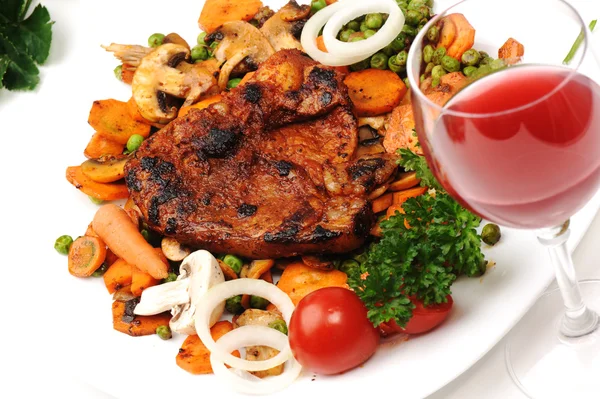 Mięso z warzywami i zieleni - przygotowany i serwowane posiłki z wina — Zdjęcie stockowe