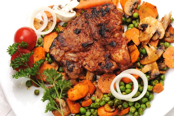 Carne con verdure e verdure - pasto preparato e servito — Foto Stock