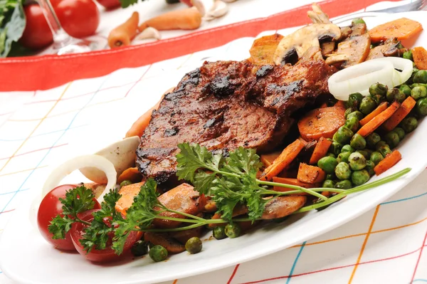 Carne com legumes e verduras - refeição preparada e servida — Fotografia de Stock