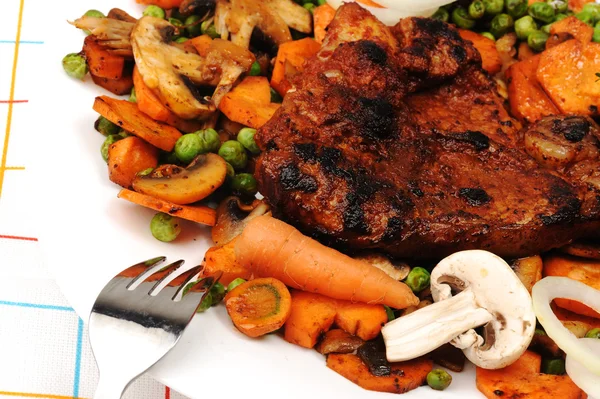 М'ясо з овочами і зелень - підготовлені і служив їжею — стокове фото