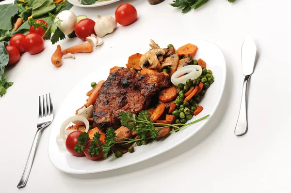 Mięso z warzywami i zieleni - przygotowywane i podawane posiłki — Zdjęcie stockowe