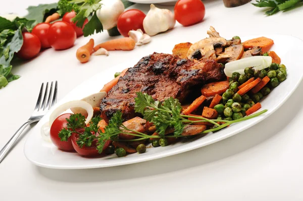 Hús, zöldség- és főzelékfélék - készítenek el és szolgálnak étkezés — Stock Fotó