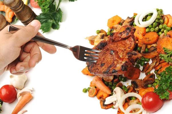Kött med grönsaker och gröna - tillagas och serveras måltid — Stockfoto