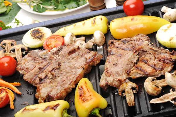 Barbacoa, carne de res preparada y diferentes verduras y champiñones en gril —  Fotos de Stock