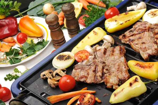 Барбекю, приготовленное мясо из говядины и различные овощи и грибы на гриле — стоковое фото
