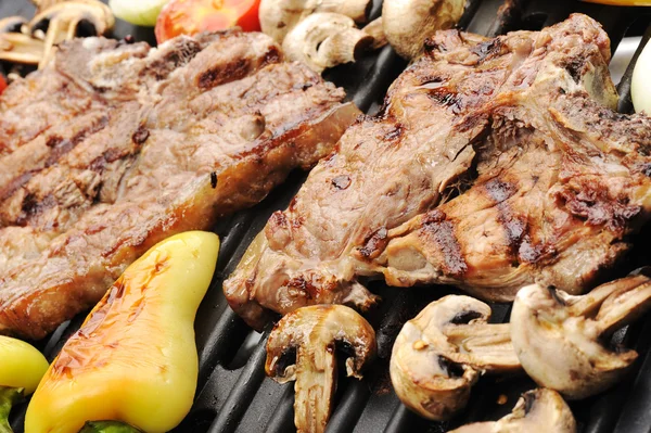 Barbecue, rundvlees en andere fruit en paddestoelen op de gril bereid — Stockfoto