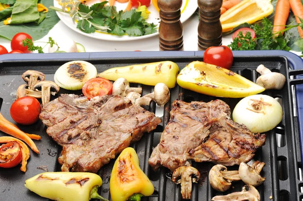 Barbecue, viande de bœuf préparée et différents légumes et champignons sur gril — Photo