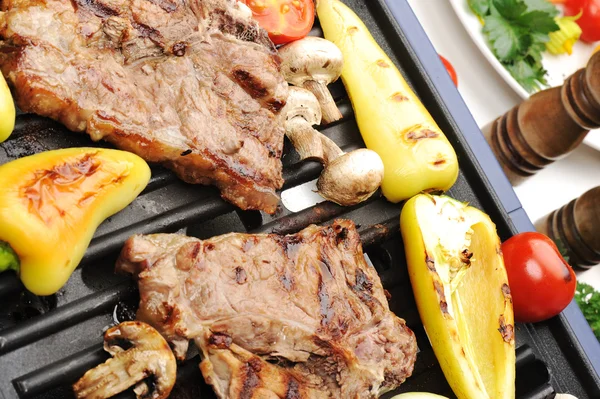 Grill, zubereitetes Rindfleisch und verschiedene Gemüse und Pilze auf Grill — Stockfoto