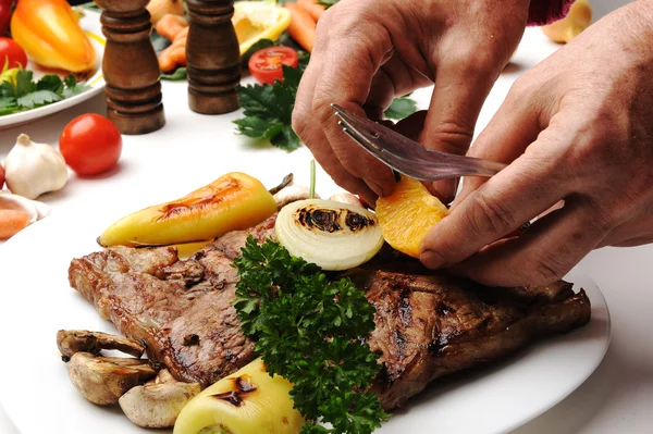 Zubereitung des Mittagessens, menschliche Hand dekoriert Essen auf dem Teller im Restaurant — Stockfoto