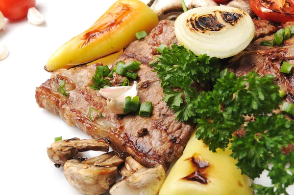 Gegrilltes Steakfleisch auf einem weißen Teller auf weißem Hintergrund — Stockfoto