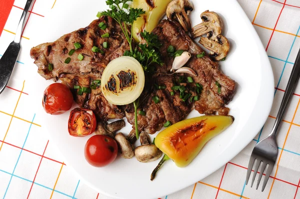 Comida servida bonita no prato, carne com ingredientes vegetais naturais — Fotografia de Stock