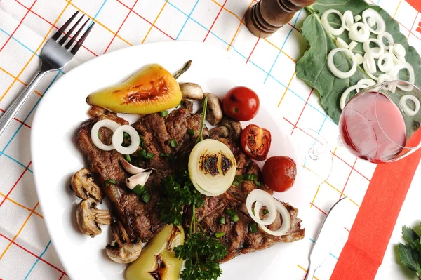 Hermosa comida servida en el plato, carne con ingredientes vegetales naturales —  Fotos de Stock
