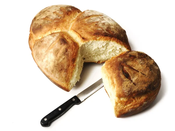 Geleneksel ev yapımı ekmek üzerine beyaz izole — Stok fotoğraf