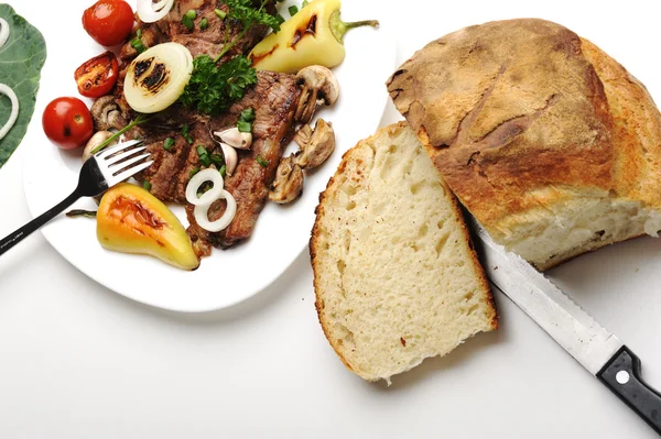 Вкусная готовая и украшенная еда на столе дома — стоковое фото