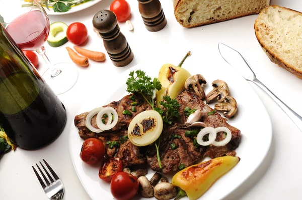 Heerlijk bereid en ingericht eten op tafel thuis — Stockfoto