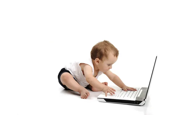 Lilla bebis med laptop isolerade — Stockfoto