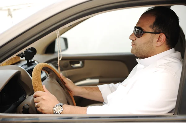 Арабский мужчина за рулем автомобиля — стоковое фото