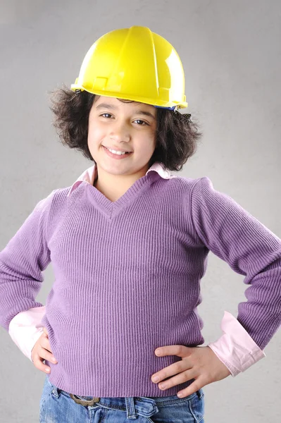 LIttle mestre engenheiro menina com capacete — Fotografia de Stock