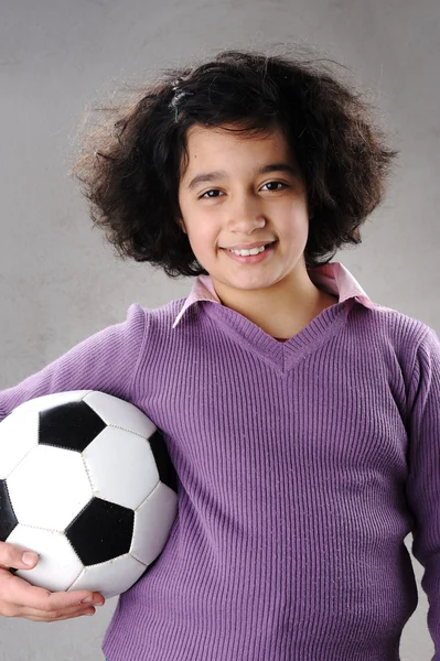 年轻女孩与足球 — 图库照片