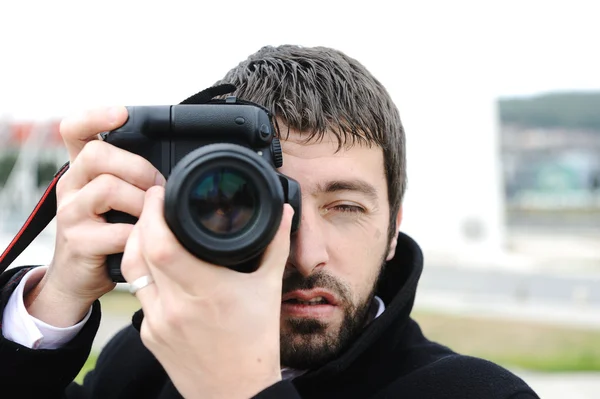 Man with camera outdoor — Stock Photo, Image