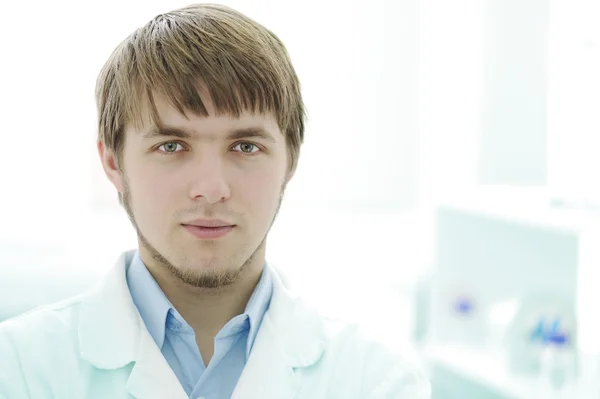 Porträt eines jungen Forschers im Labor, Krankenhausangestellten — Stockfoto