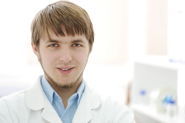 Портрет молодого дослідника в лабораторії, лікарняного працівника, усміхненого обличчя — стокове фото