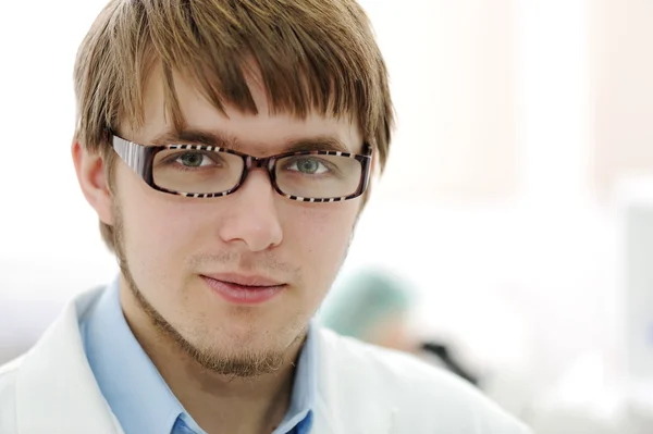 Porträt eines jungen Forschers im Labor, Krankenhausangestellter mit Brille — Stockfoto