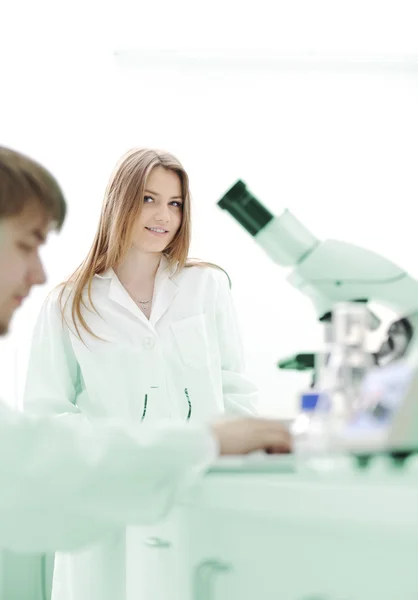 Researchers carrying out scientific research in a lab — Stock Photo, Image