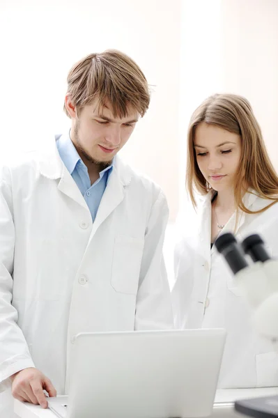 Zwei Wissenschaftler arbeiten im Labor — Stockfoto