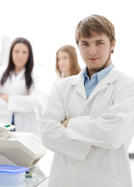 Група науковців, що стоять у лабораторії, молодий лікар зі складеним — стокове фото