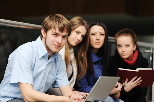 Jonge groep studenten samen met laptop en boeken — Stockfoto