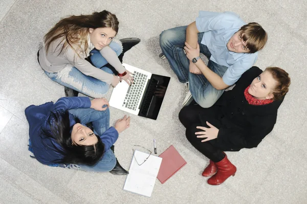 Grupo criativo de estudantes sentados e trabalhando juntos — Fotografia de Stock