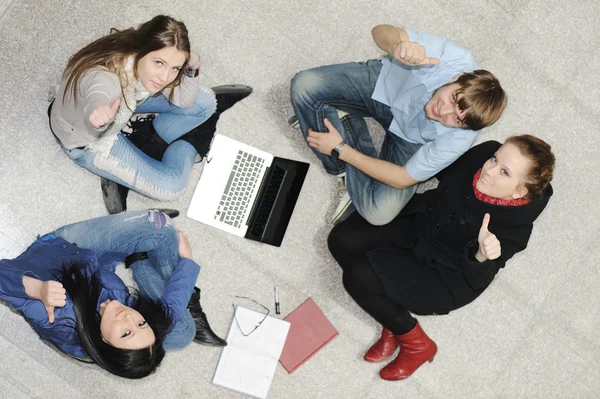 Creatieve groep studenten zitten en samen te werken — Stockfoto