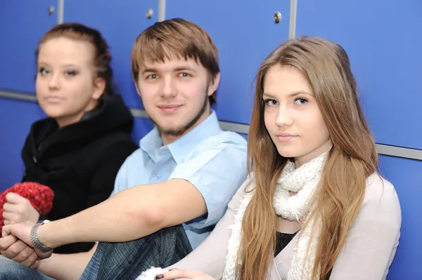 Csoport a tinédzserek, a diákok az egyetemen — Stock Fotó
