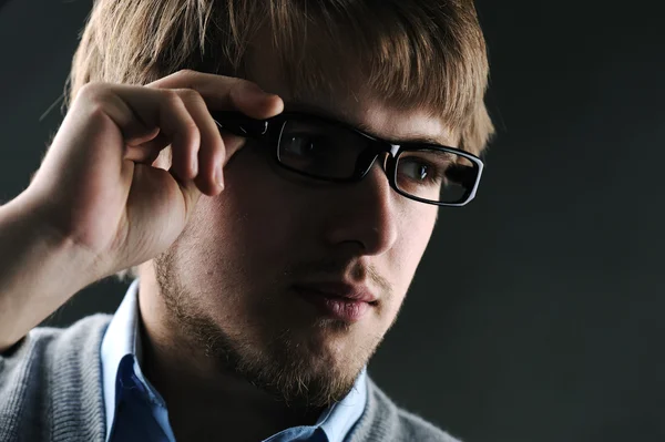 Portret przystojny stylowy mężczyzna w okularach — Zdjęcie stockowe