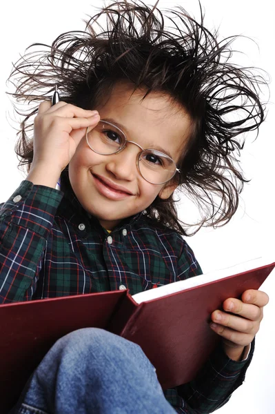 Smart nörd kid med glasögon och roliga hår skriva — Stockfoto