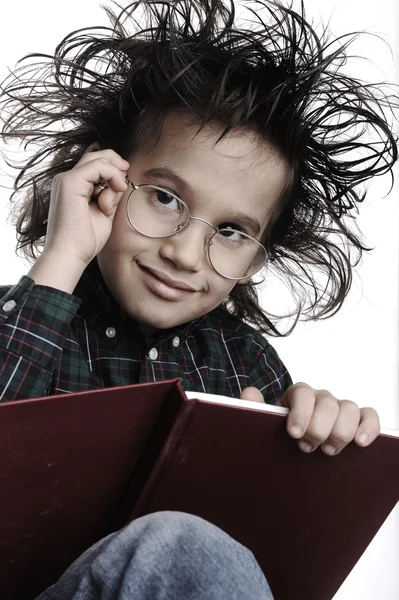 Nerd έξυπνο παιδί με γυαλιά και αστεία μαλλιά γραφής — Φωτογραφία Αρχείου