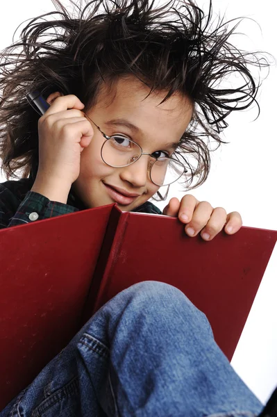 Nerd έξυπνο παιδί με γυαλιά και αστεία μαλλιά γραφής — Φωτογραφία Αρχείου