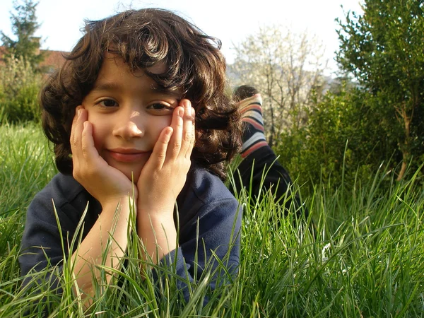 Mutlu küçük kız parkta çim döşeme — Stok fotoğraf
