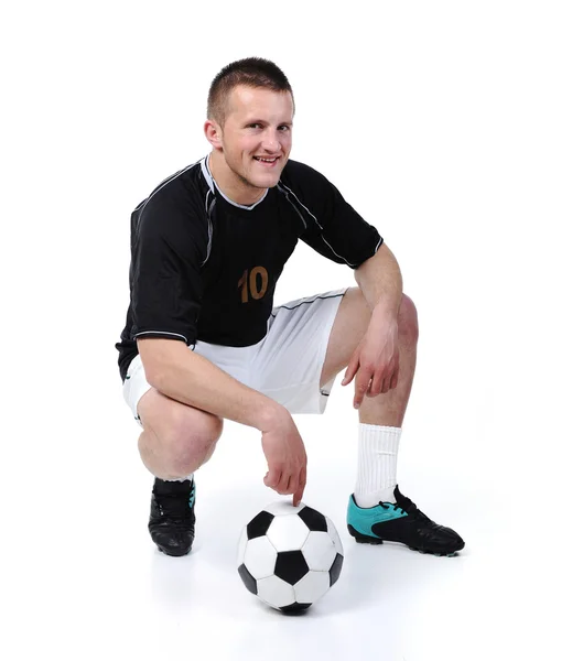 Jogador de futebol está segurando bola isolada em branco — Fotografia de Stock