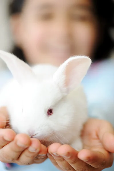 Щаслива дитина з красивим милим пасхальним кроликом — стокове фото