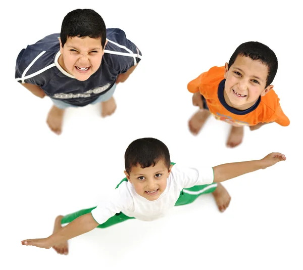 Niños felices, chicos sonrientes frescos positivos desde arriba, ángulo diferente, i —  Fotos de Stock