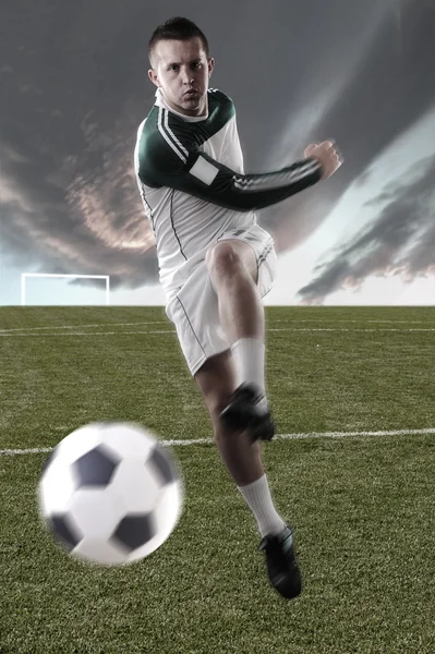 Παίκτης ποδοσφαίρου στο γήπεδο παίζει με μια μπάλα — Φωτογραφία Αρχείου